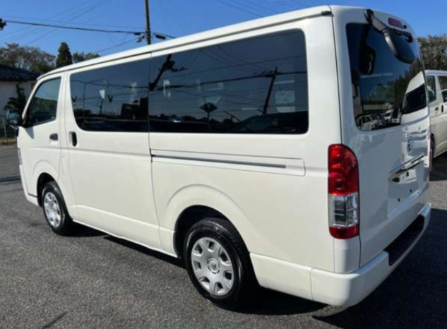 
								Toyota Hiace Van full									