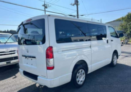 
										Toyota Hiace Van full									