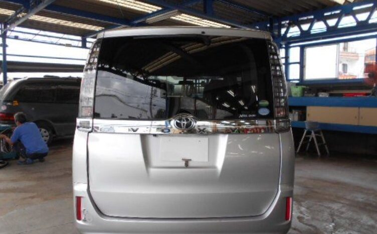 
								TOYOTA VOXY full									