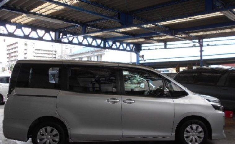 
								TOYOTA VOXY full									