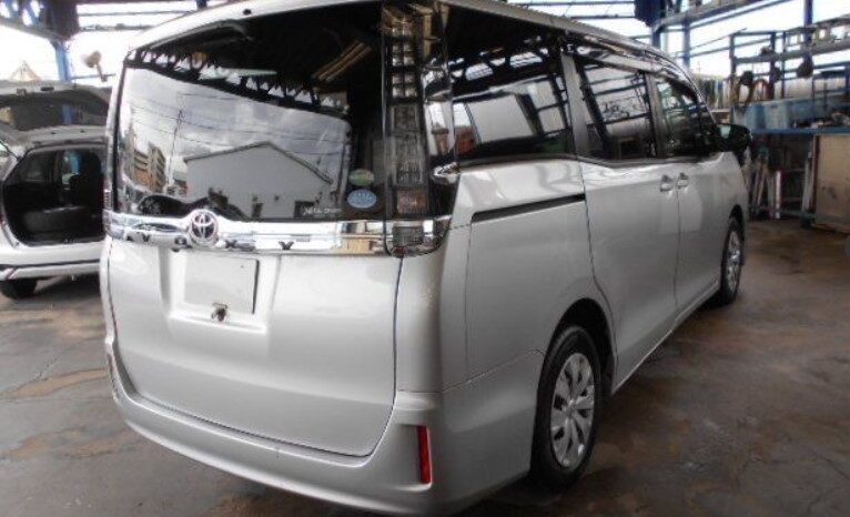 
								TOYOTA VOXY full									