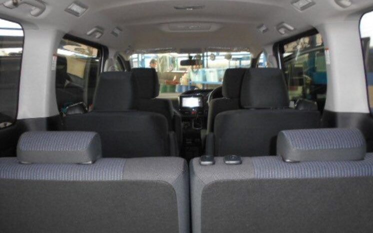 
								TOYOTA VOXY full									