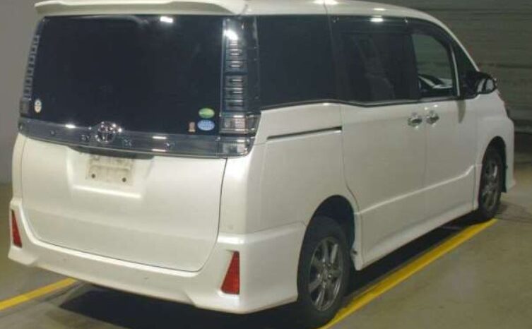 
								TOYOTA VOXY full									