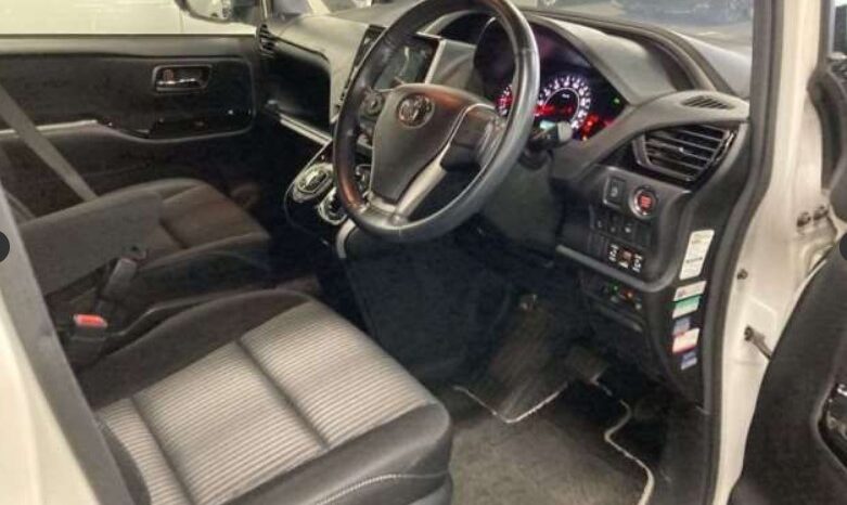 
								TOYOTA VOXY full									