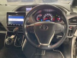 
										TOYOTA VOXY full									
