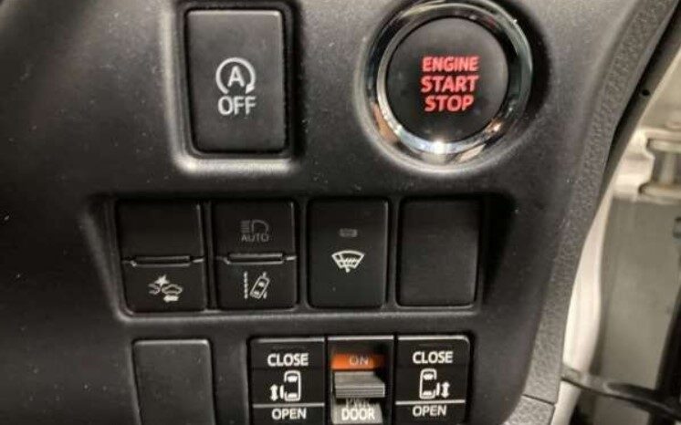 
								TOYOTA VOXY full									
