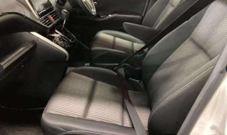 
								TOYOTA VOXY full									