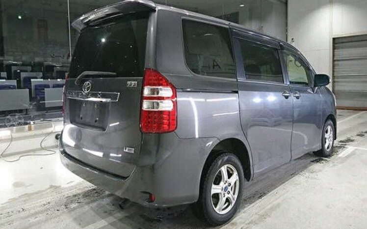 
								TOYOTA NOAH full									