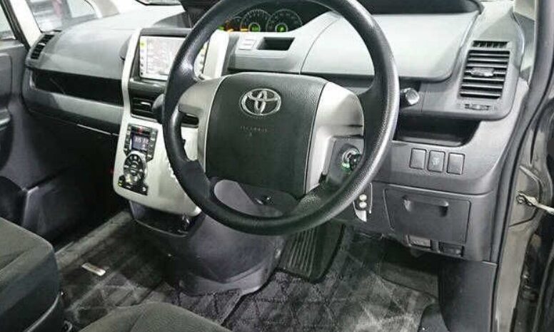 
								TOYOTA NOAH full									