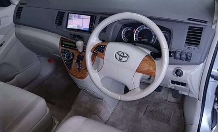 
								TOYOTA ISIS full									