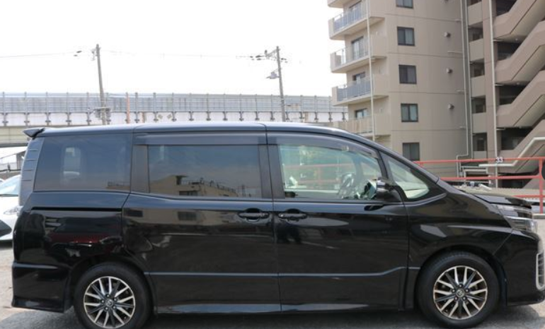 
								TOYOTA VOXY full									