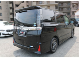 
										TOYOTA VOXY full									