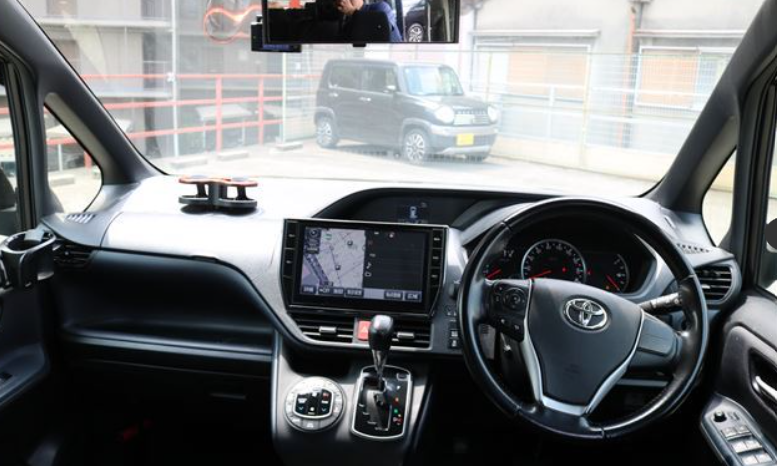 
								TOYOTA VOXY full									