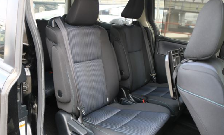 
								TOYOTA VOXY full									