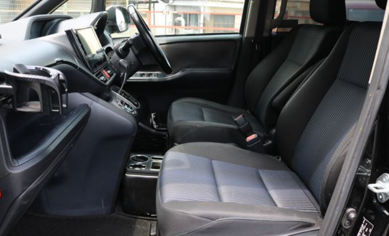 
								TOYOTA VOXY full									