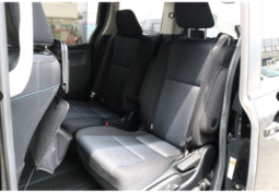 
										TOYOTA VOXY full									