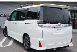 
										TOYOTA VOXY full									