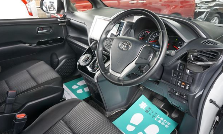 
								TOYOTA VOXY full									