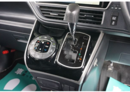 
										TOYOTA VOXY full									