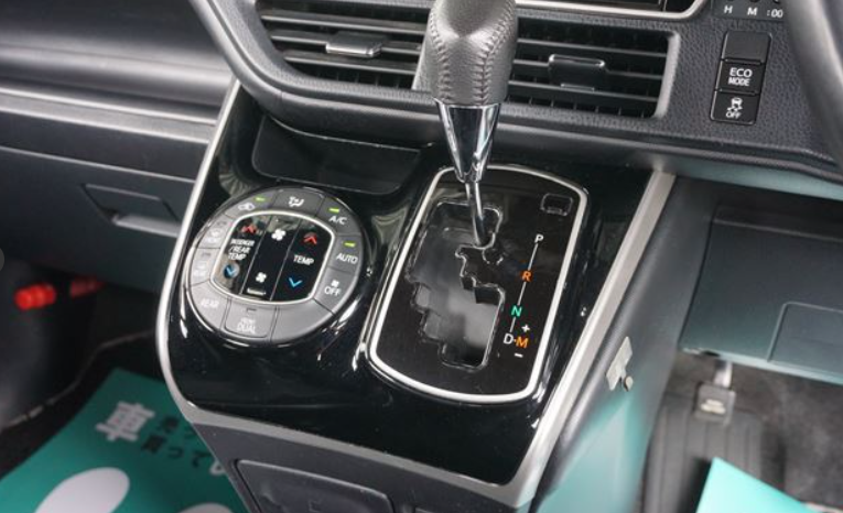 
								TOYOTA VOXY full									