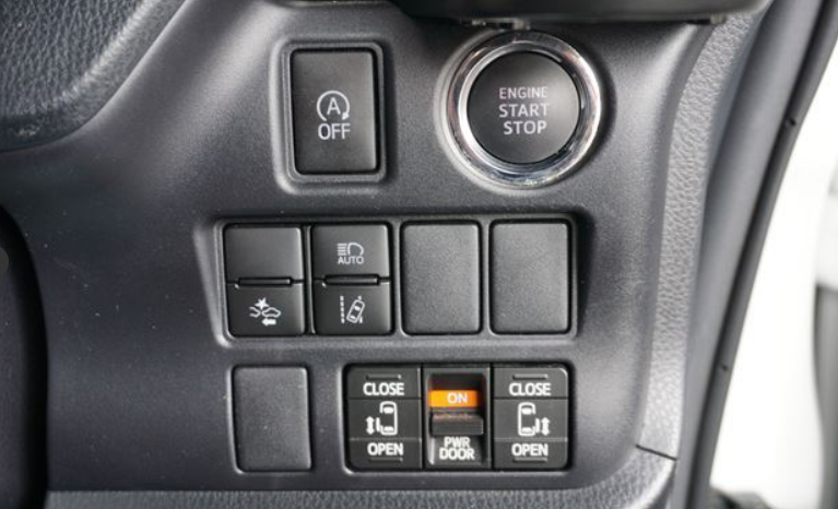 
								TOYOTA VOXY full									