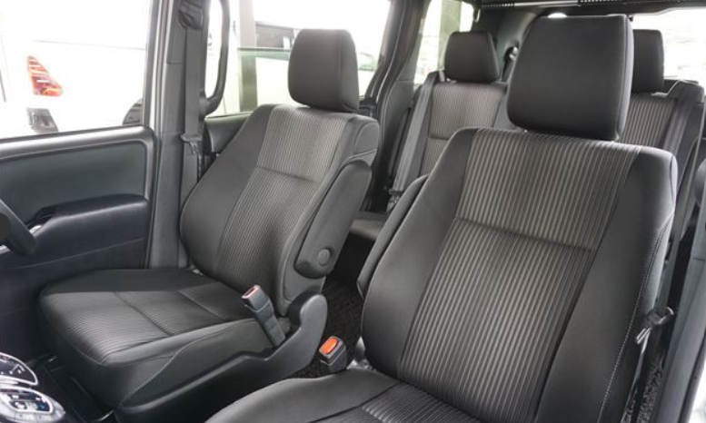 
								TOYOTA VOXY full									