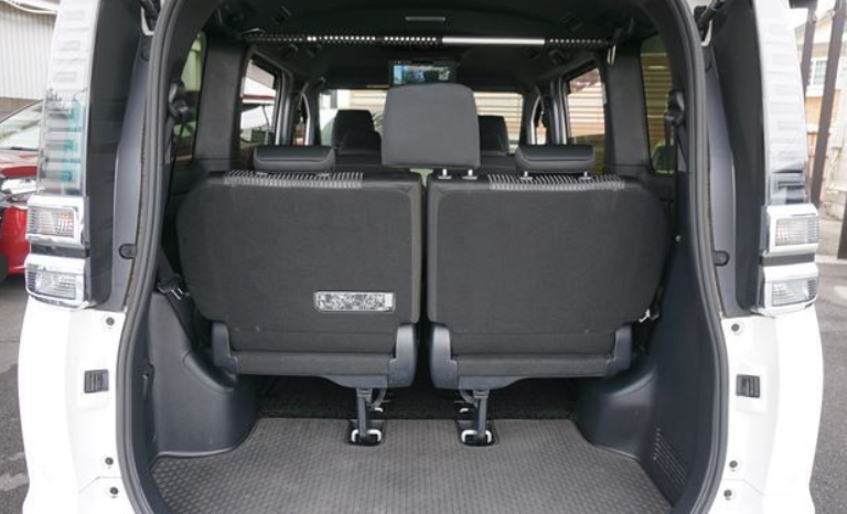 
								TOYOTA VOXY full									