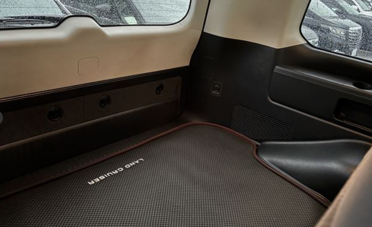 
								TOYOTA LANDCRUISER full									