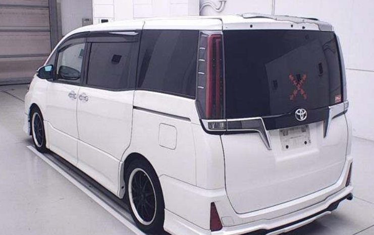 
								TOYOTA VOXY full									