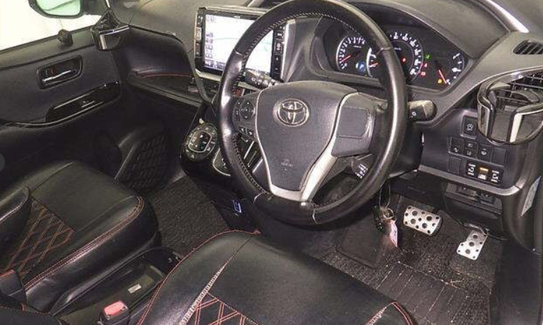 
								TOYOTA VOXY full									
