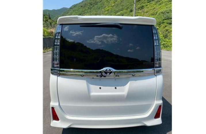 
								TOYOTA VOXY ZS full									