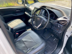 
										TOYOTA VOXY ZS full									