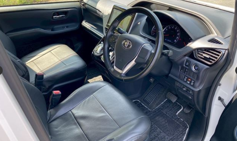 
								TOYOTA VOXY ZS full									