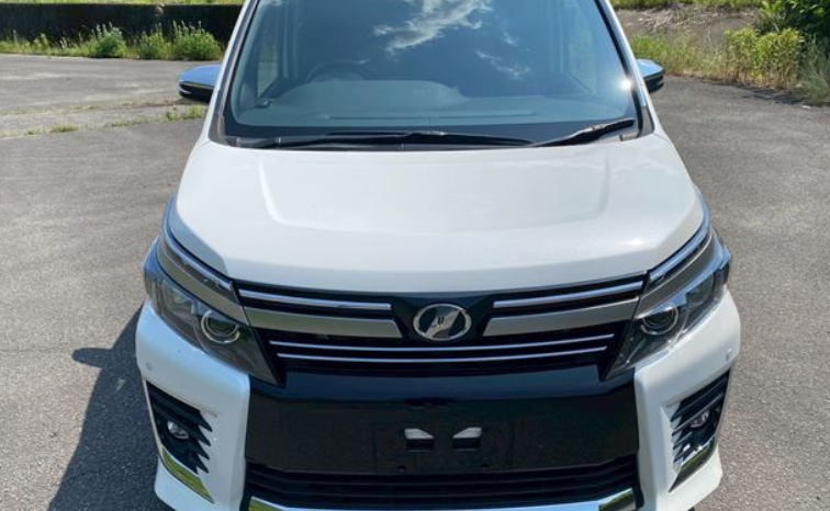 
								TOYOTA VOXY ZS full									