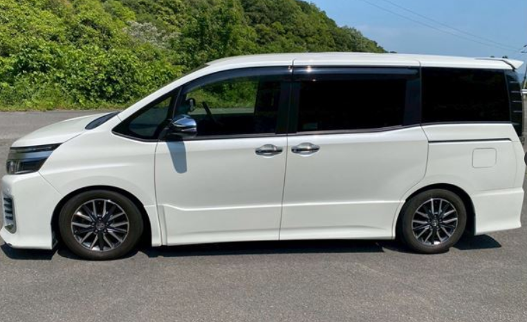 
								TOYOTA VOXY ZS full									