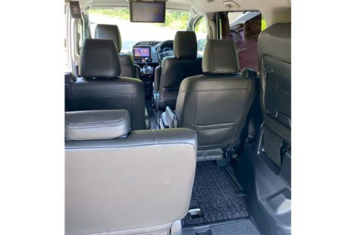 
								TOYOTA VOXY ZS full									