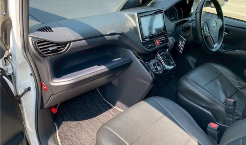 
								TOYOTA VOXY ZS full									
