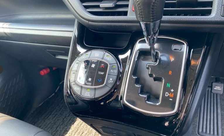 
								TOYOTA VOXY ZS full									