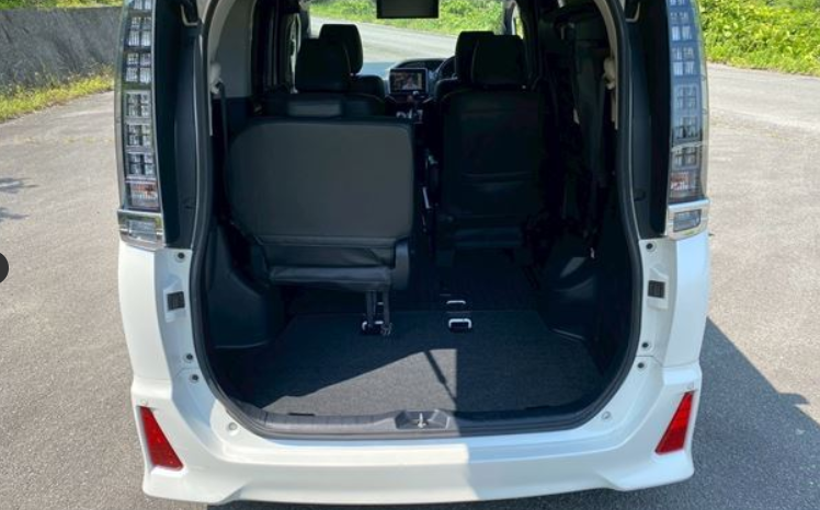 
								TOYOTA VOXY ZS full									